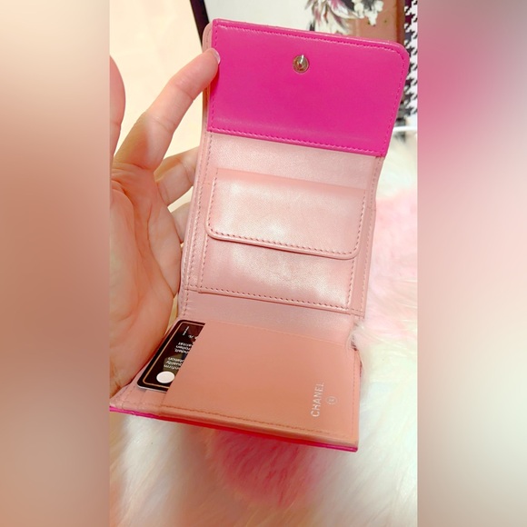 Lambskin Camellia Embossed Compact leather Wallet Fuchsia - Picture 9 of 17